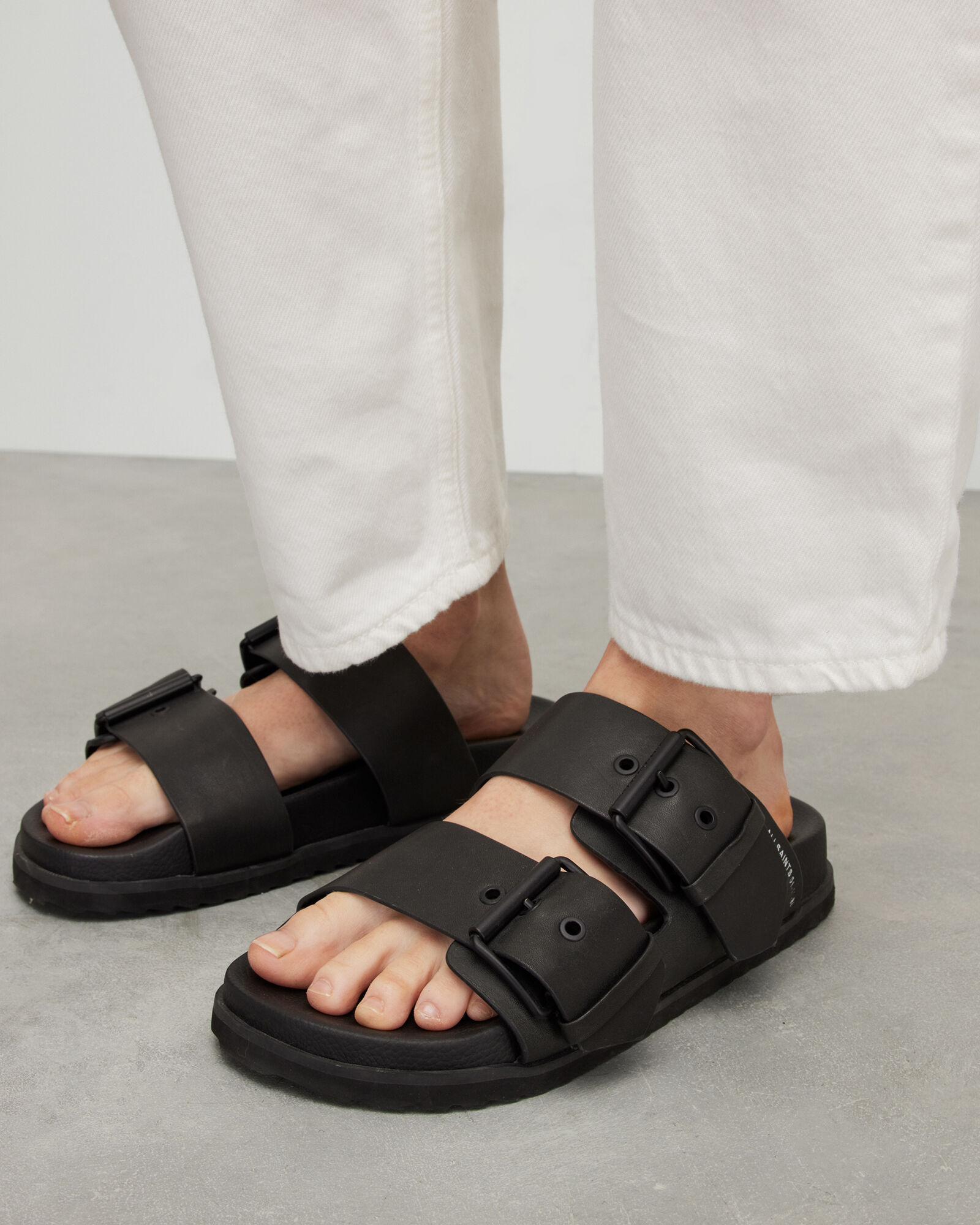 Black Leather Sandals For Men at best price in Noida | ID: 19082890112